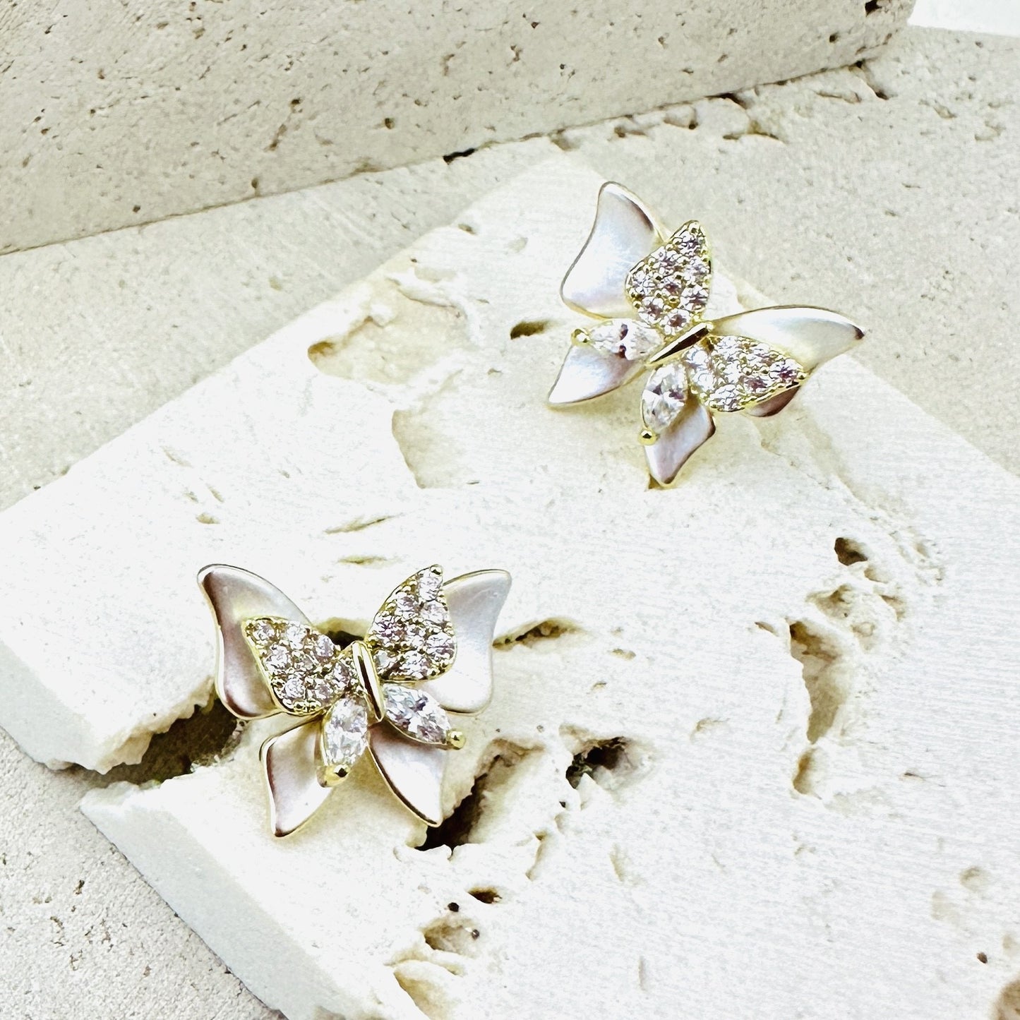 Sweet and luxurious double-layer three-dimensional butterfly earrings with gold inlaid diamonds, exquisite high-end design, niche and atmospheric