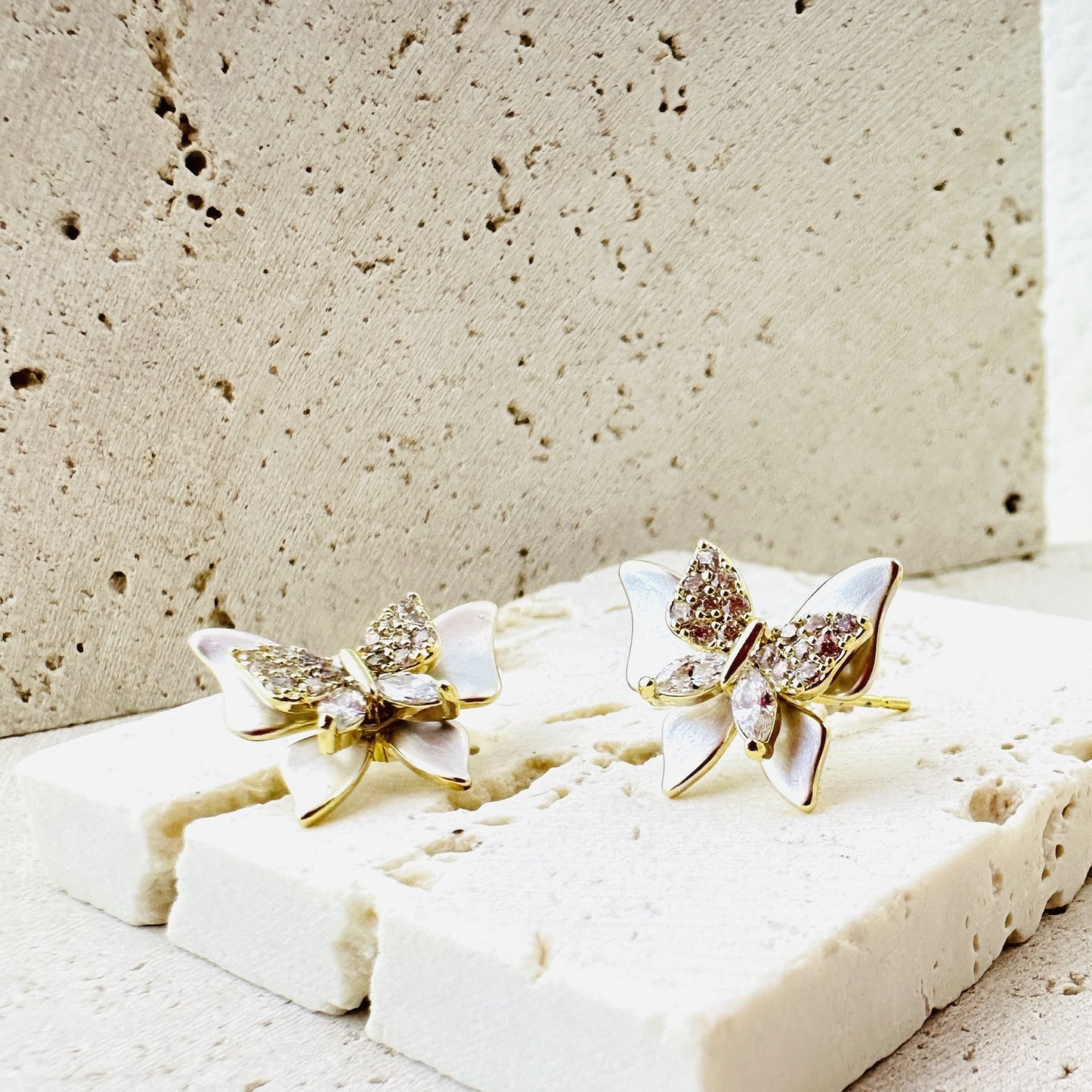 Sweet and luxurious double-layer three-dimensional butterfly earrings with gold inlaid diamonds, exquisite high-end design, niche and atmospheric