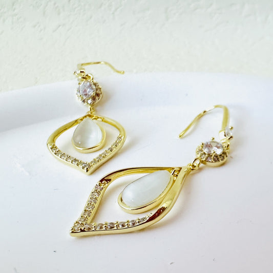 Geometric diamond shaped cat eye stone earrings exude a sense of luxury and fashion. Long earrings exude a long temperament, while water droplet goddess earrings are trendy