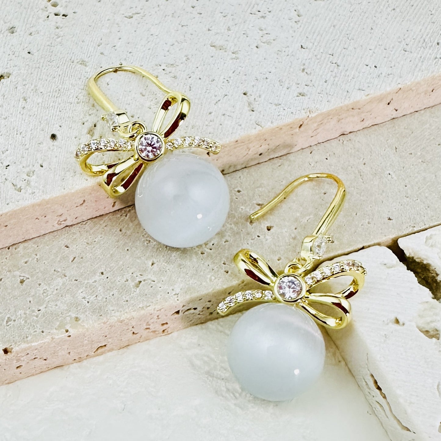 New Clear Cat Eye Stone Earrings with Sweet, Fresh and Elegant Charm, Ear Hooks, Earstuds and Buckles